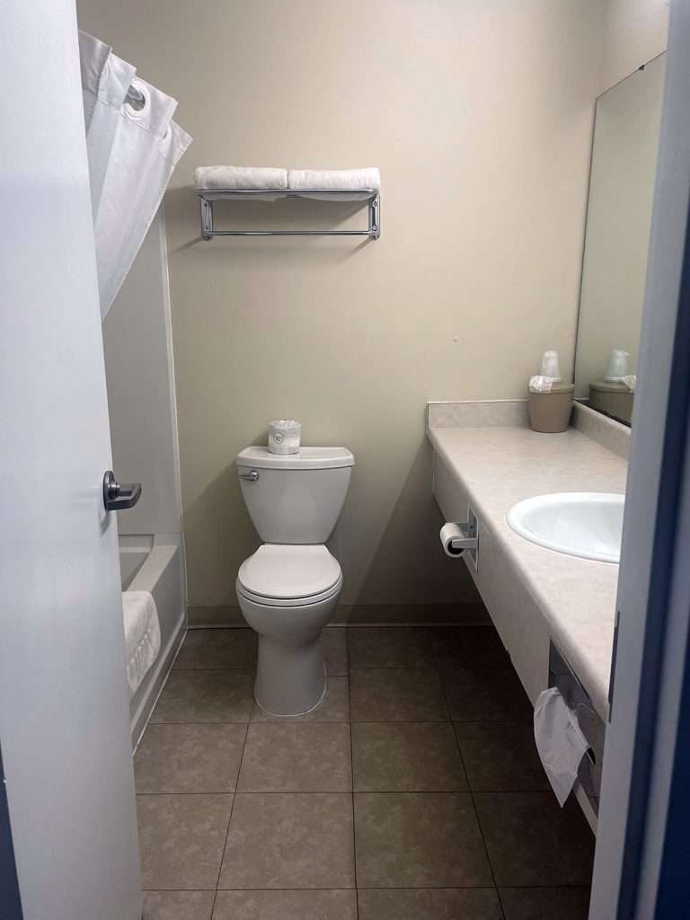 Deluxe single queen bathroom